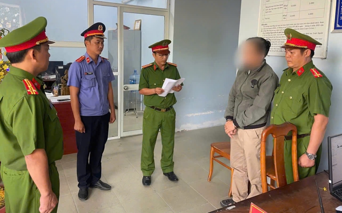 Tạm giam thầy giáo bị tố "quan hệ" với nữ sinh lớp 10 ở Bình Thuận